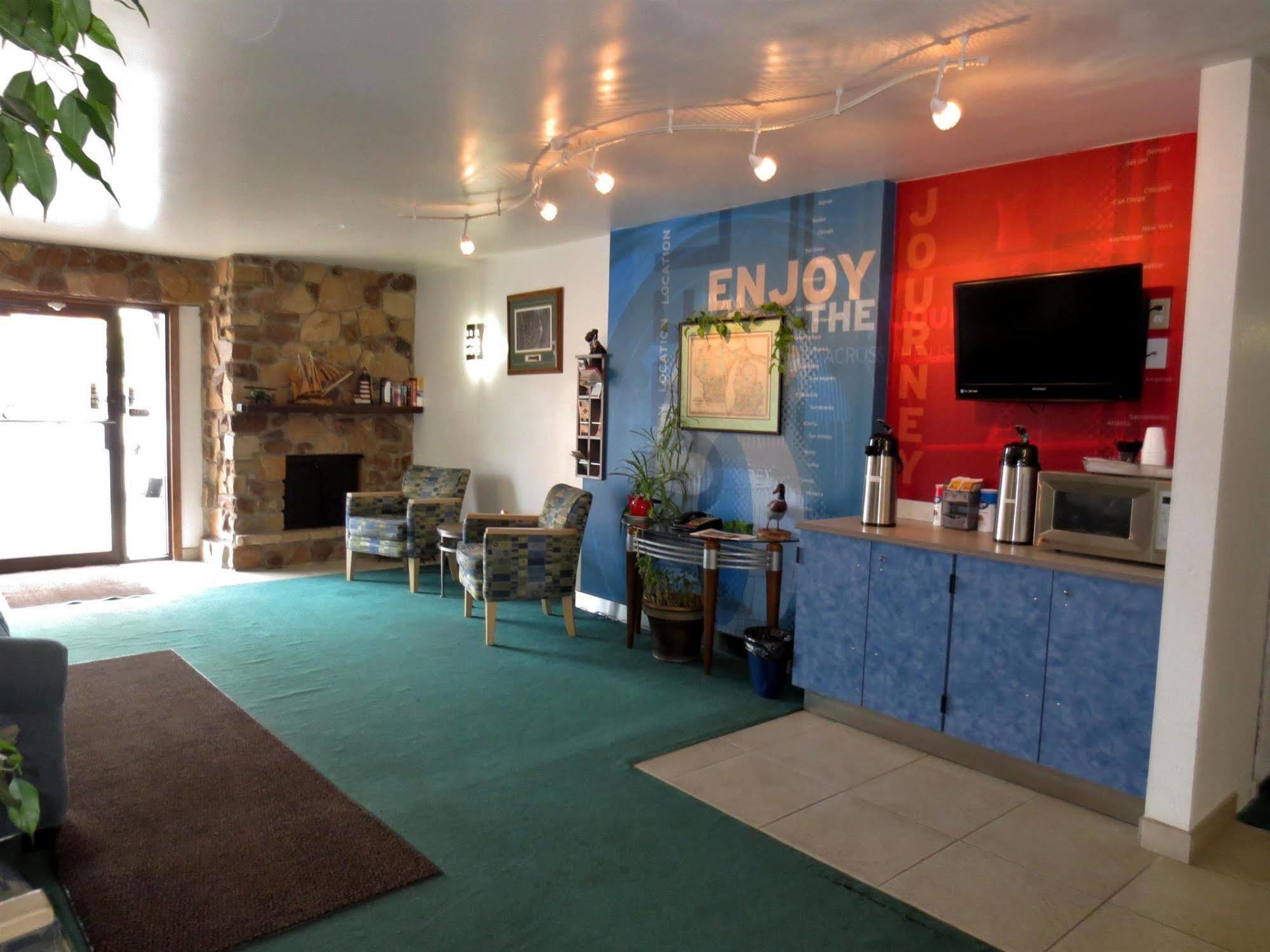 Country Hearth Inn-Iron Mountain Exterior photo